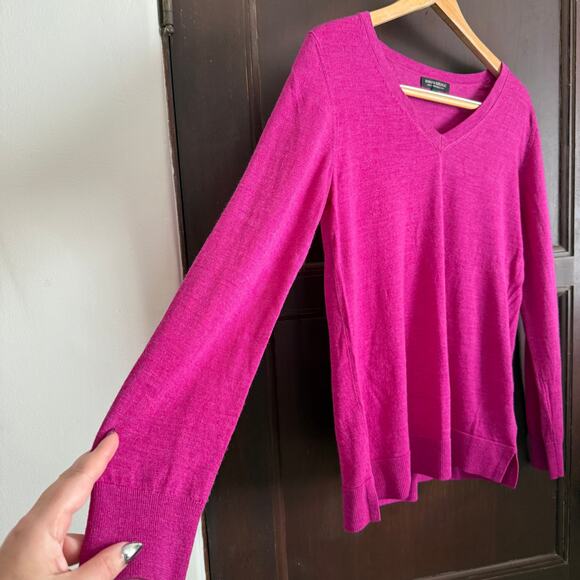BANANA REPUBLIC | Magenta Purple 100% Merino Wool V Neck Sweater | Medium - Picture 4 of 7